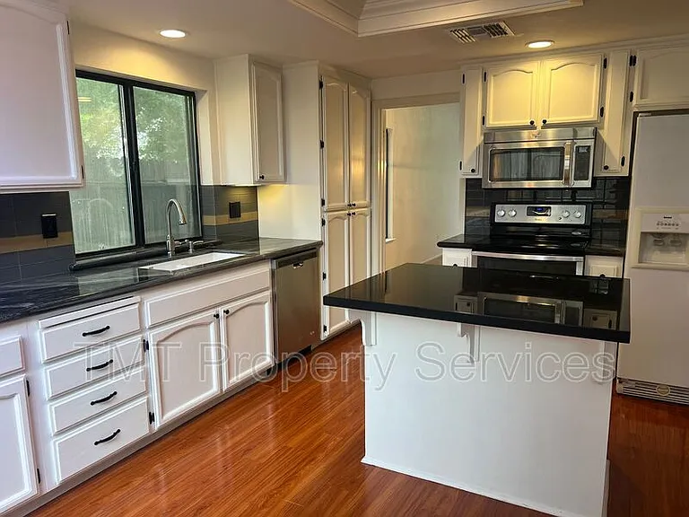 7761 Robert Way — Photo 2