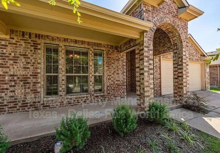 1012 Lake Hollow Dr — Photo 5