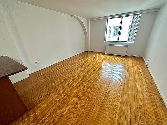 1st image of 115 E 12th St APT 4H