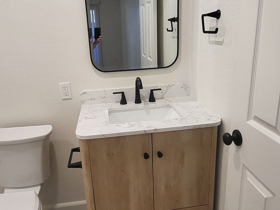 bathroom in 2nd bedroom