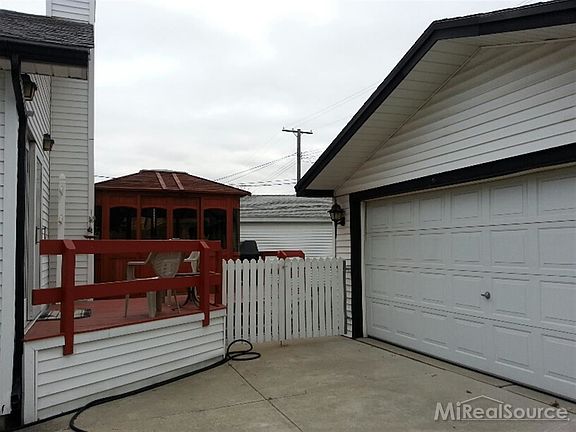 3rd image of 25275 Mackinac St
