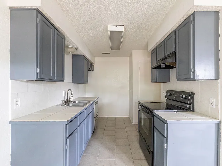 4925 Greenslope Dr — Photo 9