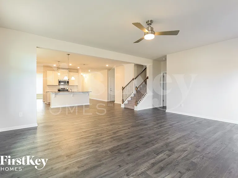 565 Hillpark Ln — Photo 5