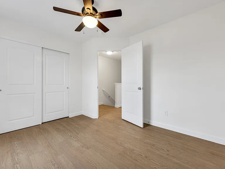 684 E College St — Photo 16