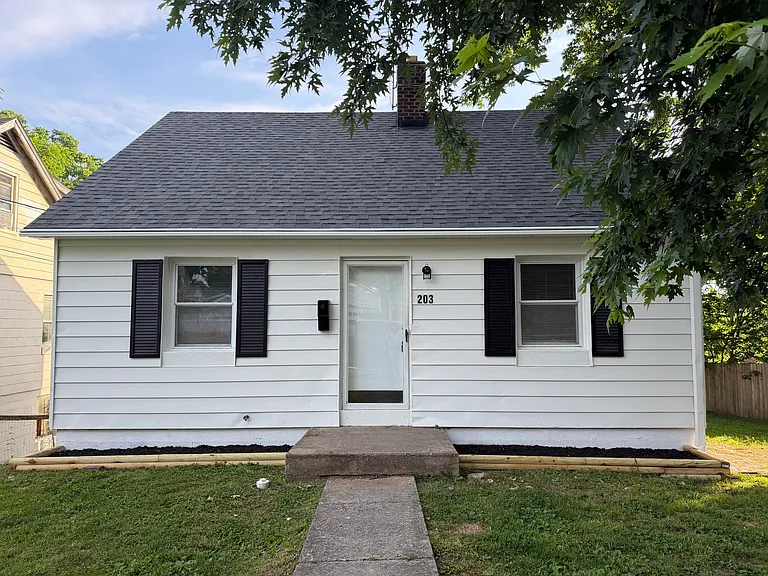 203 W Elm St — Photo 2