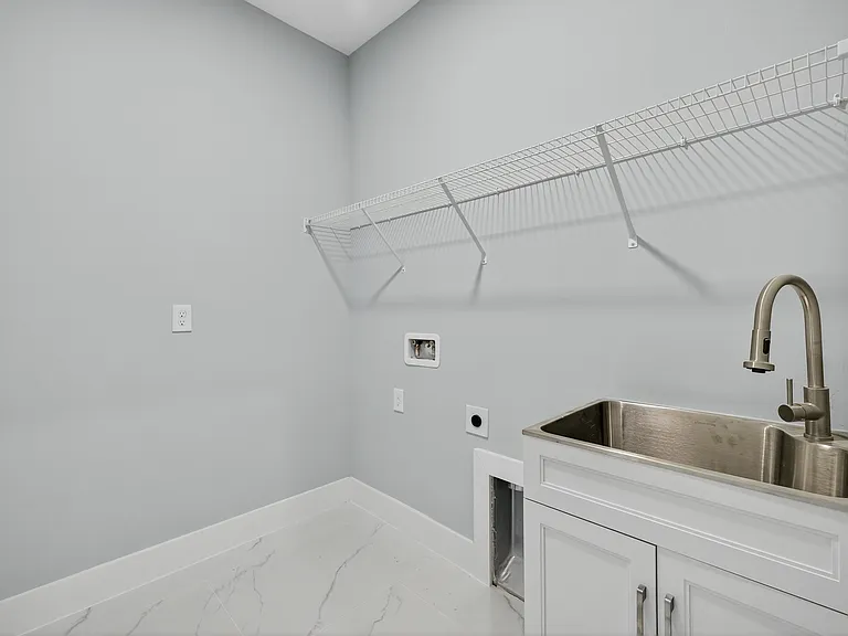417 Paddock St — Photo 8