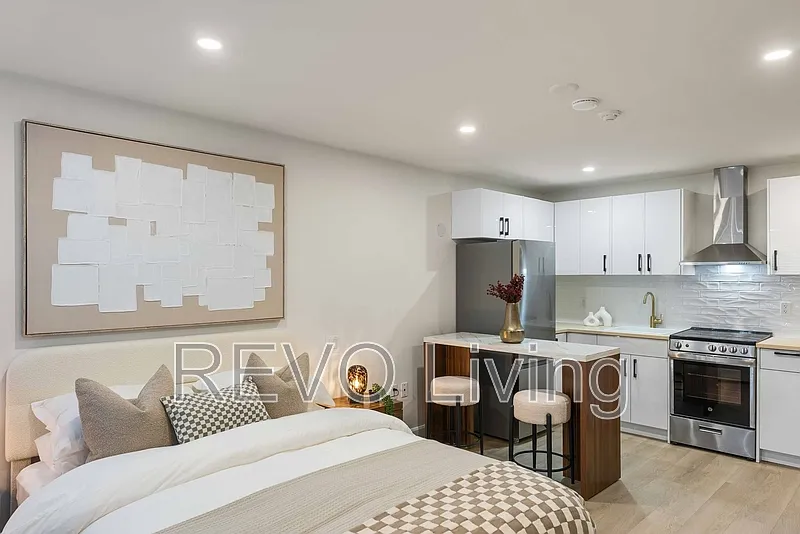 Studio, 1.0 bath, 400 sqft, $1,300 — Photo 2
