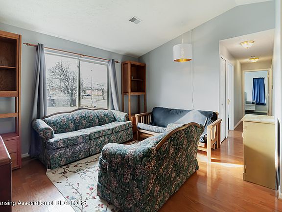 5th image of 322 Pere Marquette Dr APT 10