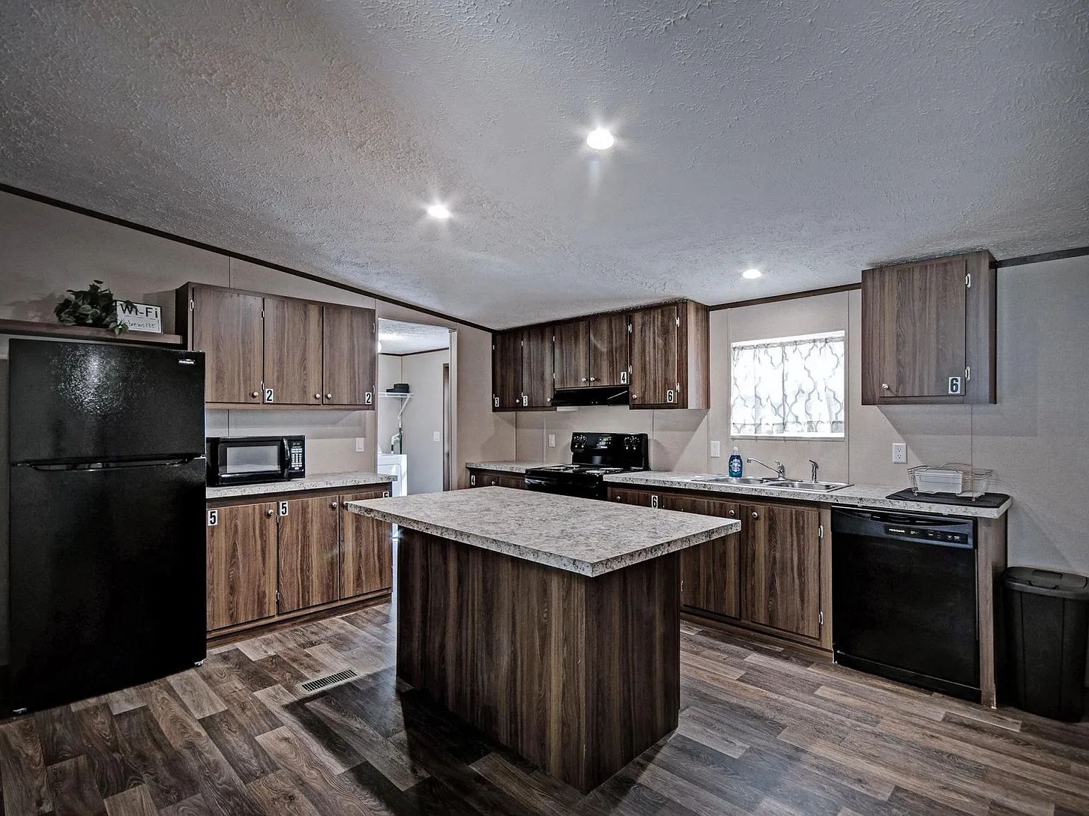 6 bed, 2100 sqft, $640 — Photo 2