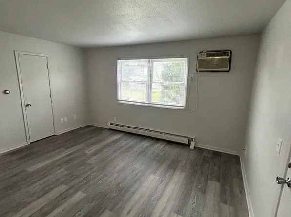 126 E 5th St S APT 5, Newton, IA 50208