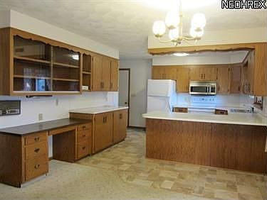 5th image of 140 Lerue St