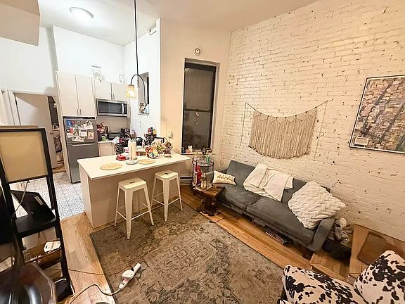 2nd image of 493 Amsterdam Ave Front 1