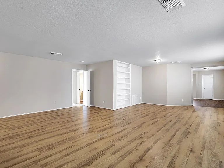 10331 Manor Crk — Photo 3