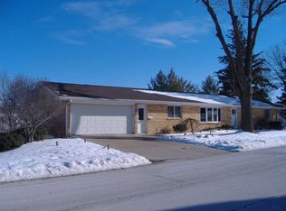 2386 Birchwood Dr, Dubuque, IA 52002