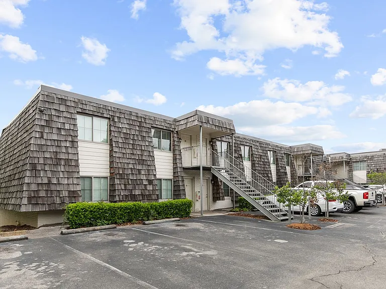 Linridge Apartments — Photo 24