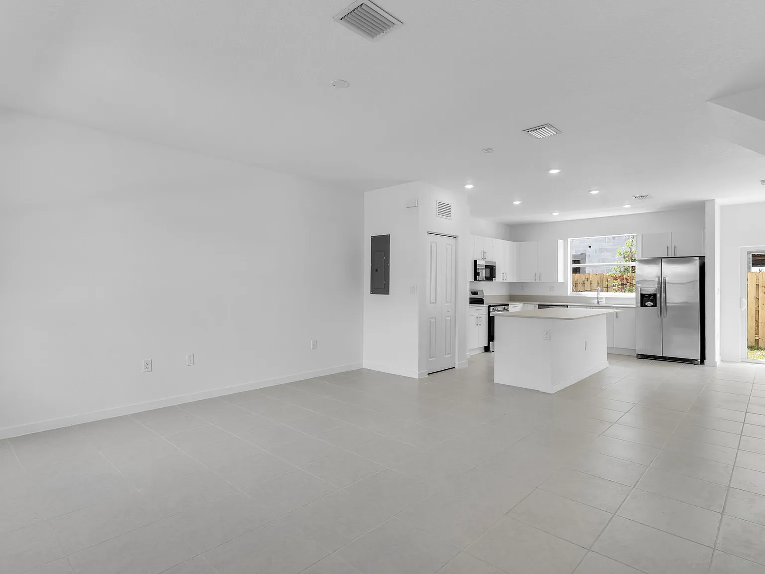 3 bed, 2.5 bath, 1376 sqft, $2,400 — Photo 2