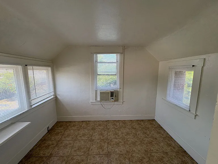 467 1/2 N Alta Ave — Photo 14
