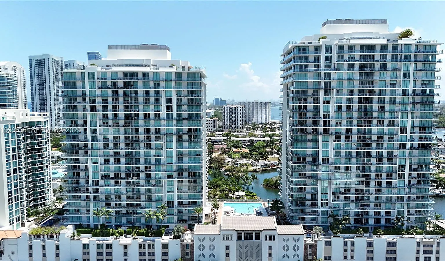 Parque Towers Condo — Photo 2