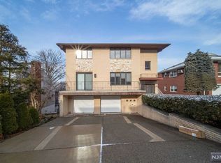453 4th St FL 1, Palisades Park, NJ 07650