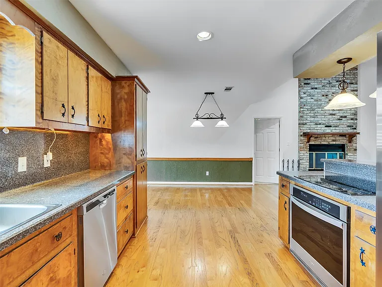 18085 Lake Dr E — Photo 14
