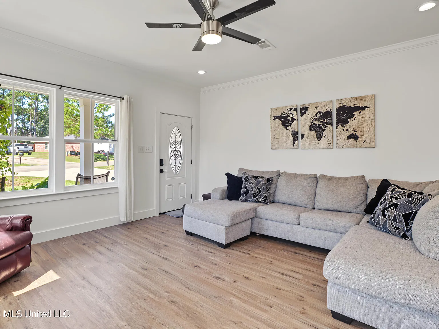 3 bed, 2.0 bath, 1437 sqft, $1,900 — Photo 4