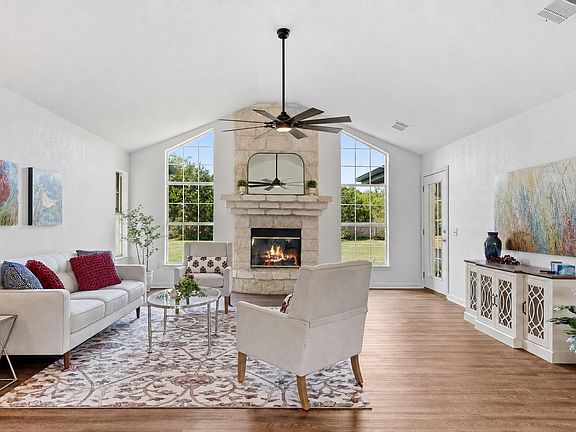 4th image of 207 Meadow Oaks Dr