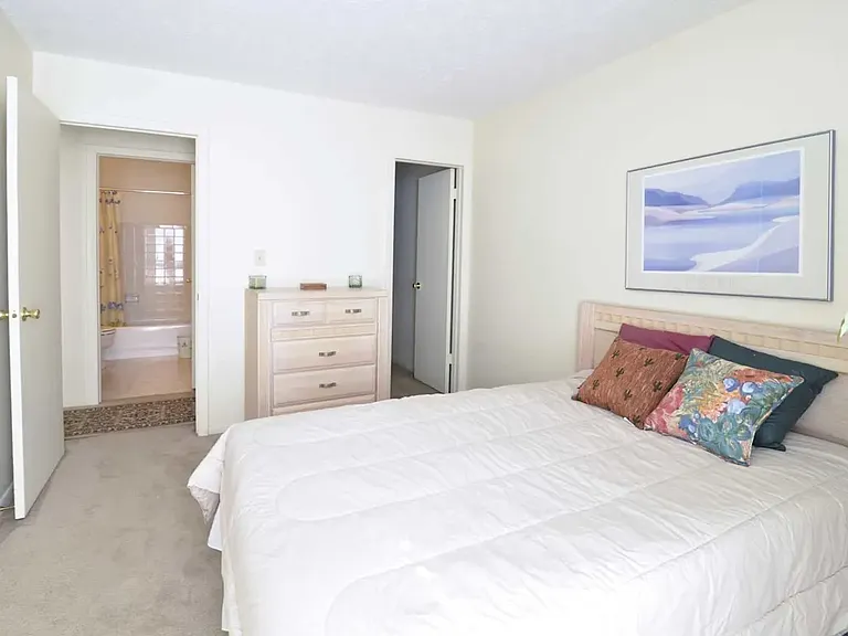 Woodlake Village Apartments — Photo 7
