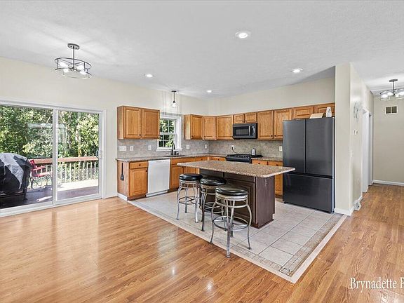 2nd image of 152 Lind Ave