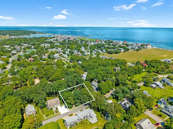 61 Canonicus Ave, Oak Bluffs, MA 02557
