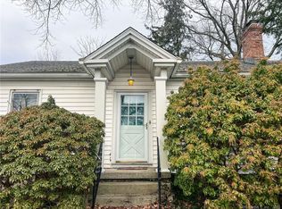 23 Crest Pl, Milford, CT 06460