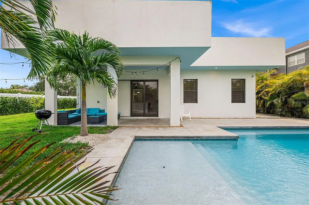 3 bed, 2.0 bath, 1831 sqft, $5,000 — Photo 3