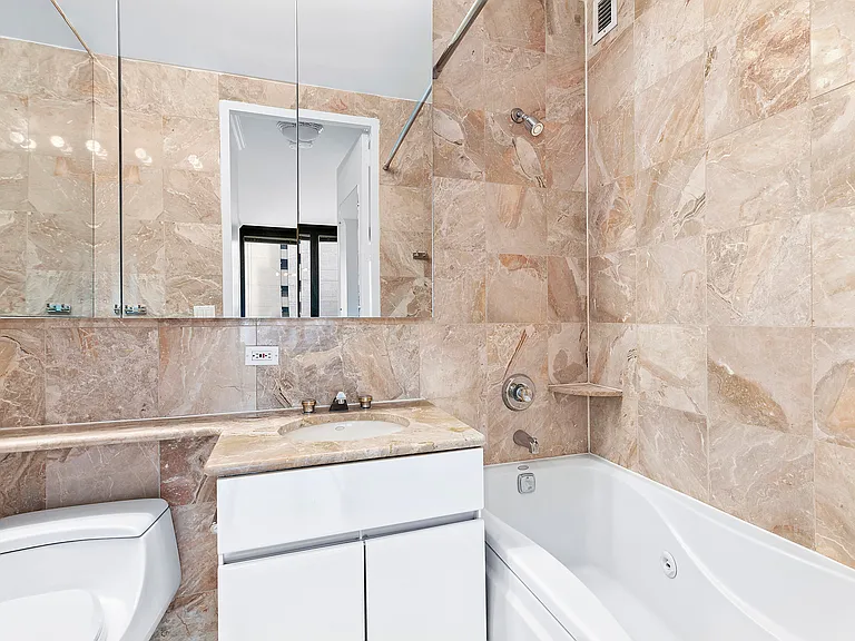 150 E 57th St #27C — Photo 5