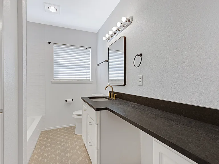 814 Coit St — Photo 10