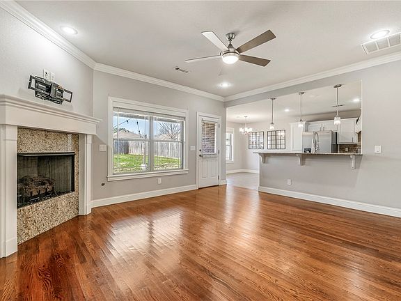 5th image of 1109 W Cunningham Ave
