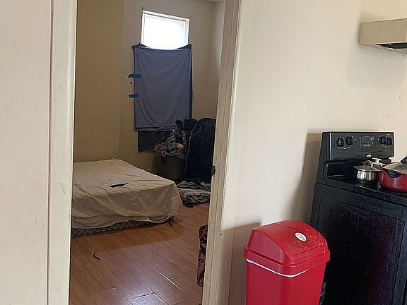 2nd image of 422 College St