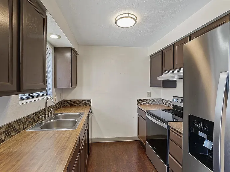 3 bed, 2220 sqft, $2,045 — Photo 3