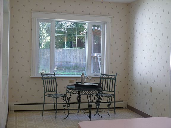 SUNNY EAT-IN KITCHEN