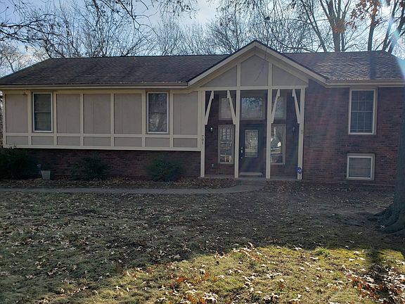 3rd image of 701 Greenbriar Ter