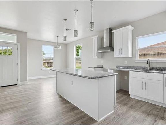 4th image of 4635 Longfellow Dr