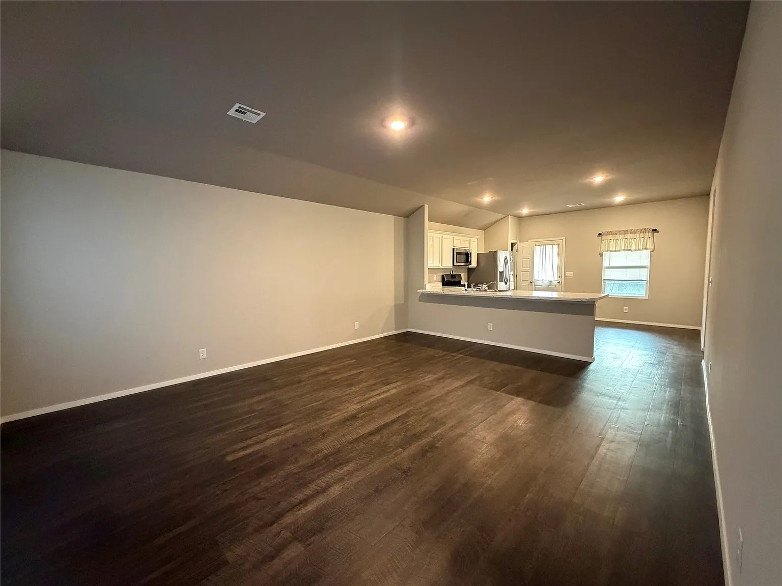 3 bed, 2.0 bath, 1355 sqft, $2,000 — Photo 4