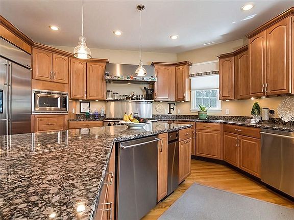 3rd image of 105 Tipping Rock Dr