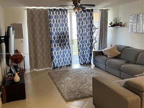 4th image of 1750 NE 191st St APT 820-3