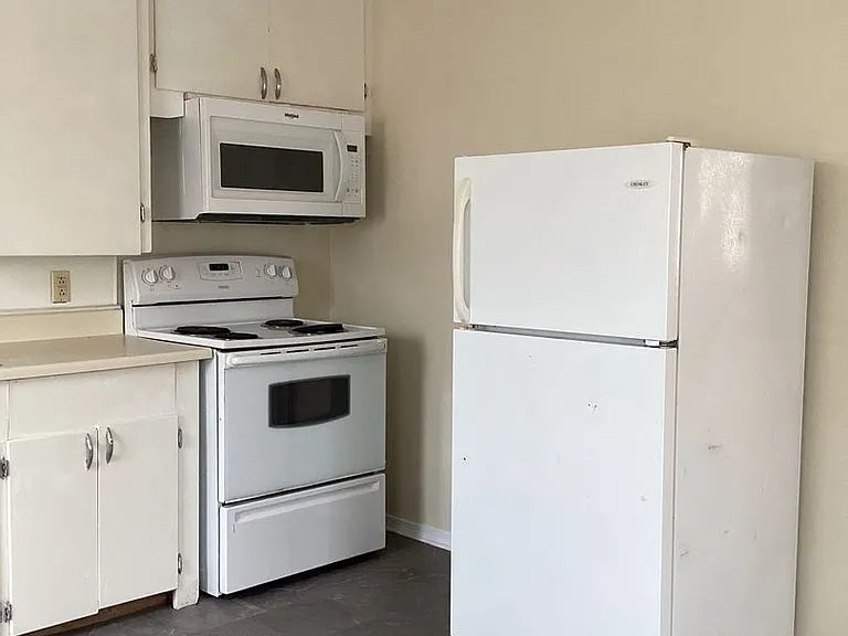 1609 S Avenue C — Photo 5