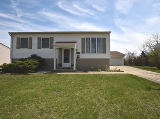 209 Ridge Cir, Streamwood, IL 60107