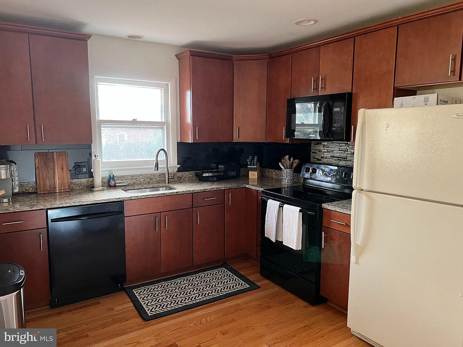 4 bed, 2.0 bath, 1814 sqft, $3,800 — Photo 2