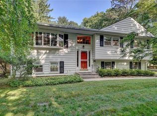 8 Cobblestone Rd, Airmont, NY 10952