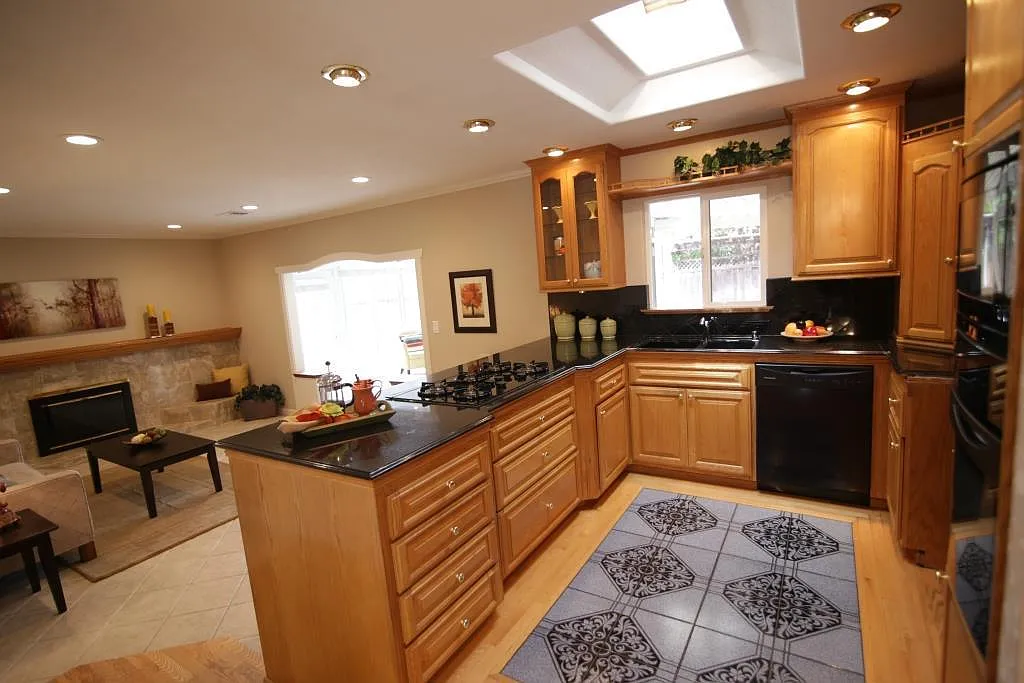 3 bed, 2100 sqft, $5,200 — Photo 4