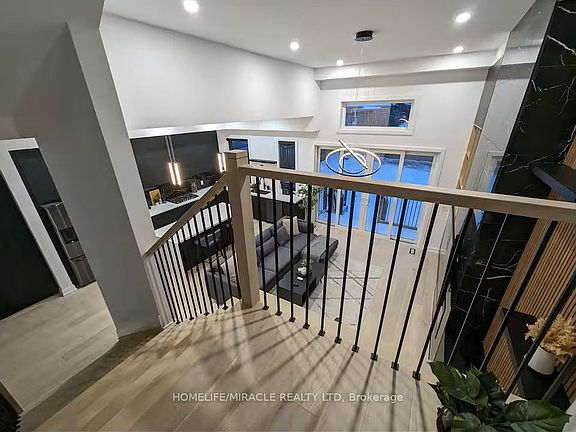4th image of 100 Macdonald St
