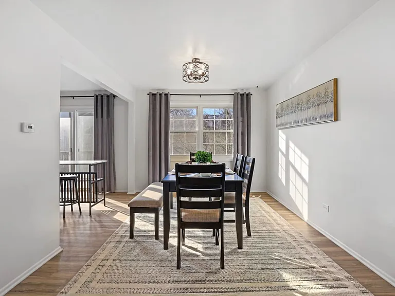 Honeywood Dr — Photo 15