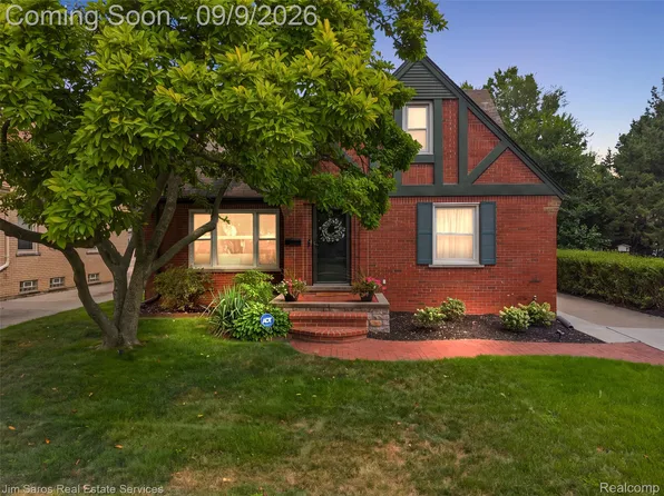488 Bournemouth Rd, Grosse Pointe Farms, MI 48236